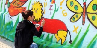 Okul bahçesinin duvarına ilkbaharı getirdiler Okul bahçesinin duvarına ilkbaharı getirdiler