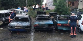 Güngören’de park halinde bulunan 6 otomobil alev alev yandı