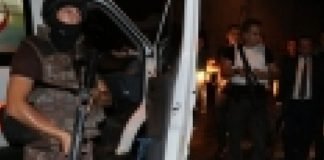 Yüzü maskeli iki kişi polislere ateş açtı