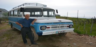 1962 model otobüsüne gözü gibi bakıyor