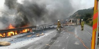 Devrilen kamyon alev aldı kamyon