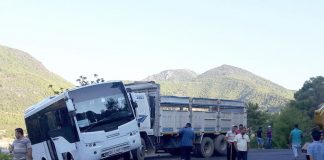 Okul servisine kamyon çarptı: 3 yaralı okul servisi