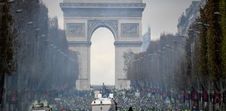 Sarı Yelekliler Facebook üzerinden örgütlendi Sarı Yelekliler