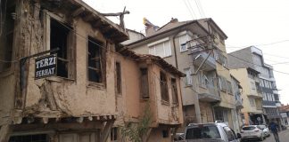 Yıkılmak üzere olan tarihi binalar tehlike saçıyor