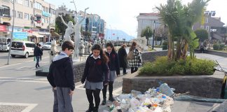 Doğada topladıkları atıkları kent merkezinde sergilediler