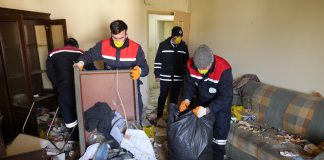 Yalnız yaşayan gencin evinden 5 kamyon çöp çıktı çöp