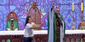 Papazı sahneden attı