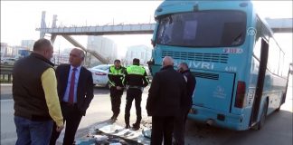 Otobüsüne çarpan kamyonu kovalayan otobüs şoförünü kendi yolcuları dövdü