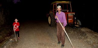 Kızı okula gitsin diye 4 km’lik yol açan babanın borçlarını valilik kapattı