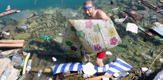 Denizden bir kamyon dolusu çöp çıkardılar