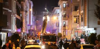 Elektrikli battaniyeden çıkan yangın mahalleliyi sokağa döktü