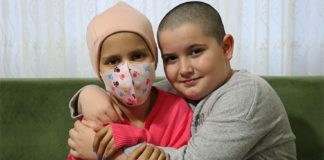 Kanser olan arkadaşı için saçını kesti