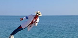 Umulmadık anda ortaya çıkıyor, gören telefona sarılıyor