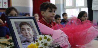 Depremde hayatını kaybeden Muhammed’in masasına çiçekler bırakıldı