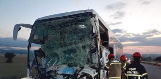 Yolcu otobüsü kamyona arkadan çarptı: 2 ölü, 18 yaralı