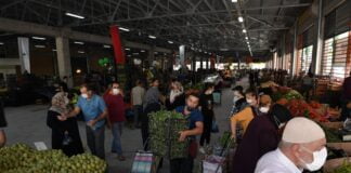 65 yaş üstünün AVM ve pazar alanlarına girişleri de yasaklandı