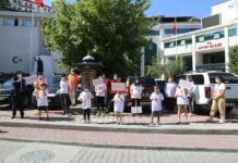 Minik öğrenciler maske takmayanları kırmızı düdükle uyardı