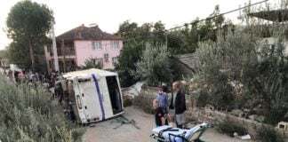 Manisa’da üzüm işçilerini taşıyan minibüs ile tır çarpıştı: 26 yaralı