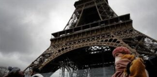 Fransa Cumhurbaşkanı Emmanuel Macron ikinci dalgayı durdurabilmek için sokağa çıkma yasağı ilan etti.