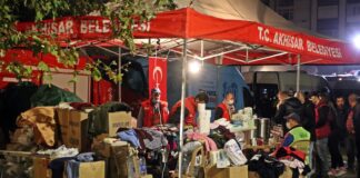 İzmir’de vatandaşlar çadırlarda kalmaya devam ediyor