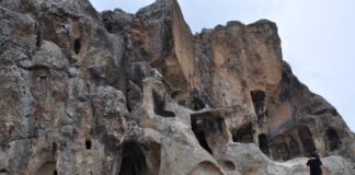 Binlerce yıllık Frig vadisi mağaralarında çirkin yazı ve şekiller