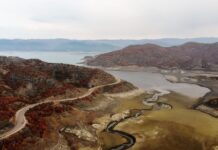 Barajda su seviyesi düştü, kayalık ortaya çıktı