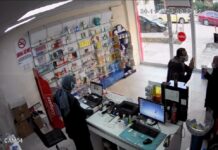 Eczane çalışanı, yaşlı adamı kaldırıma böyle fırlattı