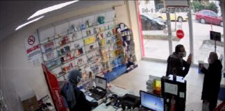 Eczane çalışanı, yaşlı adamı kaldırıma böyle fırlattı