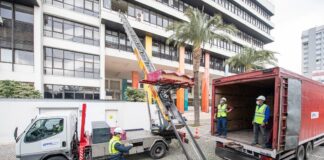 Depremde hasar alan İzmir Büyükşehir Belediyesi binası boşaltılıyor