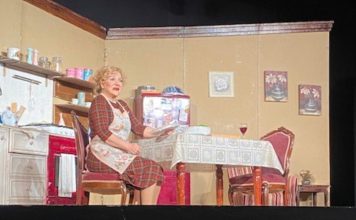 Sumru Yavrucuk kapalı gişe oyunuyla Maltepe’de sahne aldı Sumru Yavrucuk